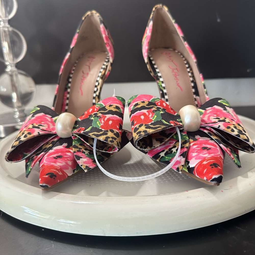 Betsey Johnson Floral Bow Pointed-Toe Heels in Black, Pink, Red, Green, Gold - Picture 4 of 15